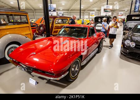 Un coupé classique rouge Corvette Sting Ray 1965 de Chevrolet exposé chez Worldwide Auctioneers à Auburn, Indiana, États-Unis. Banque D'Images