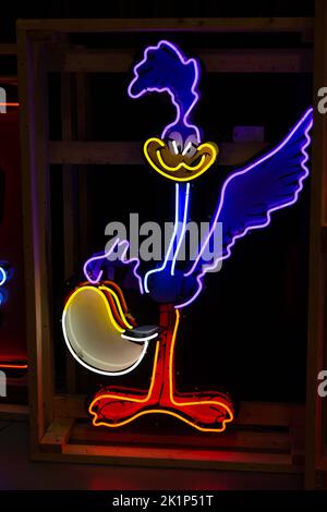 Un panneau NEON Plymouth Roadrunner attend la vente aux enchères aux enchères mondiales à Auburn, Indiana, États-Unis. Banque D'Images