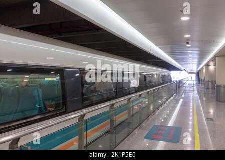 La gare de l'aéroport international de Shanghai Pudong, les voies de train Banque D'Images