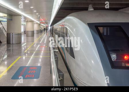 La gare de l'aéroport international de Shanghai Pudong, les voies de train Banque D'Images