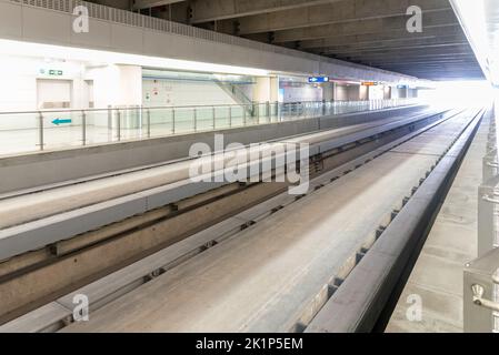 La gare de l'aéroport international de Shanghai Pudong, les voies de train Banque D'Images
