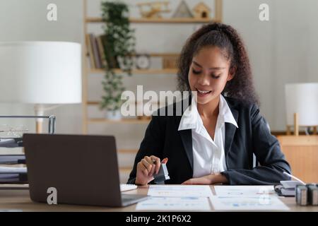 Business comptable femme Stamping main sur l'argent sur facture. concept de finance Banque D'Images