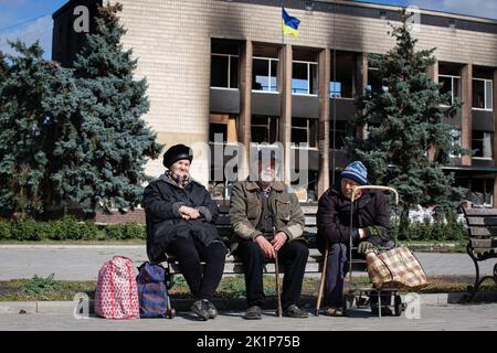 Izium, Ukraine. 19th septembre 2022. Les populations locales sont assises sur le banc dans la ville d'Izium, récemment libérée par les forces armées ukrainiennes, dans la région de Kharkiv. La ville d'Izium a été occupée par des troupes russes sur 1 avril 2022. Crédit : SOPA Images Limited/Alamy Live News Banque D'Images