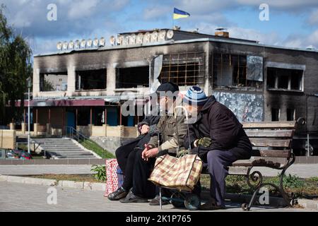 Izium, Ukraine. 19th septembre 2022. Les populations locales sont assises sur le banc dans la ville d'Izium, récemment libérée par les forces armées ukrainiennes, dans la région de Kharkiv. La ville d'Izium a été occupée par des troupes russes sur 1 avril 2022. Crédit : SOPA Images Limited/Alamy Live News Banque D'Images