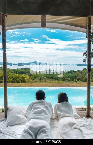 Le voyageur heureux couple profiter de la belle vue sur l'océan, les touristes se détendant dans un complexe tropical de luxe avec piscine.Together, lune de miel, amour, Voyage et Banque D'Images