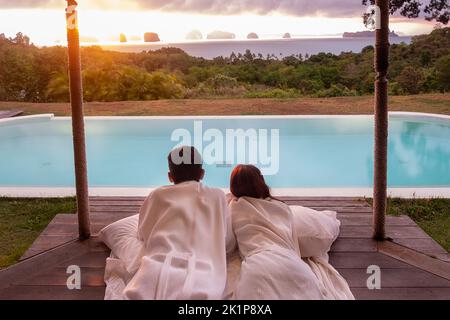 Le voyageur heureux couple profiter de la belle vue sur l'océan, les touristes se détendant dans un complexe tropical de luxe avec piscine.Together, lune de miel, amour, Voyage et Banque D'Images