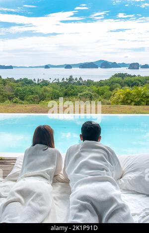 Le voyageur heureux couple profiter de la belle vue sur l'océan, les touristes se détendant dans un complexe tropical de luxe avec piscine.Together, lune de miel, amour, Voyage et Banque D'Images