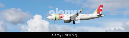 Hambourg, Allemagne. 19th septembre 2022. L'Airbus A320-251N d'Air Portugal avec l'enregistrement D-AGWM sur Approach to Hamburg Airport. Credit: Markus Scholz/dpa/Alay Live News Banque D'Images