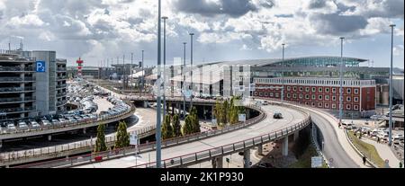 Hambourg, Allemagne. 19th septembre 2022. Vue sur les terminaux 1 et 2 de l'aéroport de Hambourg avec niveaux d'approche et de stationnement. Credit: Markus Scholz/dpa/Alay Live News Banque D'Images