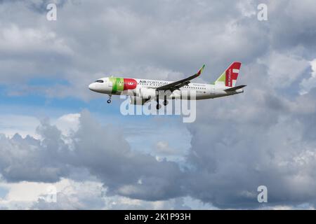 Hambourg, Allemagne. 19th septembre 2022. L'Airbus A320-251N d'Air Portugal avec l'enregistrement D-AGWM sur Approach to Hamburg Airport. Credit: Markus Scholz/dpa/Alay Live News Banque D'Images