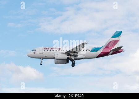 Hambourg, Allemagne. 19th septembre 2022. L'Eurowings Airbus A319-132 avec l'enregistrement D-AGWM sur Approach to Hamburg Airport. Credit: Markus Scholz/dpa/Alay Live News Banque D'Images