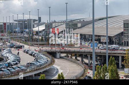 Hambourg, Allemagne. 19th septembre 2022. Vue sur les terminaux 1 et 2 de l'aéroport de Hambourg avec niveaux d'approche et de stationnement. Credit: Markus Scholz/dpa/Alay Live News Banque D'Images