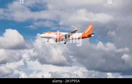 Hambourg, Allemagne. 19th septembre 2022. L'easyJet Airbus A319-111 avec l'enregistrement G-EZAO sur Approach to Hamburg Airport. Credit: Markus Scholz/dpa/Alay Live News Banque D'Images