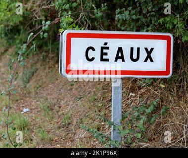 Route avec le texte CEAUX un petit village dans le nord de la France Banque D'Images