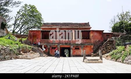 Vue sur l'ancien fort de Tipu, au sommet des collines de Nandi. Construit par la dynastie Ganga en 11th siècle et utilisé par Tipu Sultan comme une retraite d'été, Nandi Hills, Chi Banque D'Images