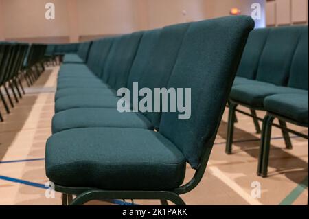 mise au point sélective sur un coussin de siège rembourré d'une rangée de chaises dans un auditorium. Banque D'Images