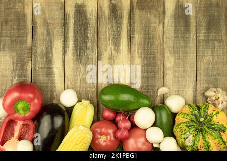 Fruits et légumes frais sur la table. Arrière-plan de planches, style rustique. Vue de dessus. Bouquet de fruits et légumes frais sur un dos en bois Banque D'Images