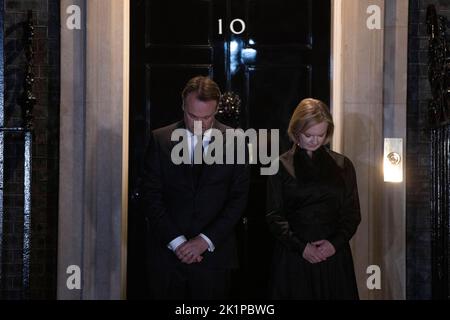 PHOTO:JEFF GILBERT 18th septembre 2022 Downing Street, Whitehall, Londres, Royaume-Uni le Premier ministre Liz Truss se tient à l'extérieur du N°10 lors d'un « moment national de réflexion » alors que la nation tient un silence d'une minute à la mémoire de sa Majesté la reine Elizabeth II la nuit avant le funéraire d'État. Banque D'Images