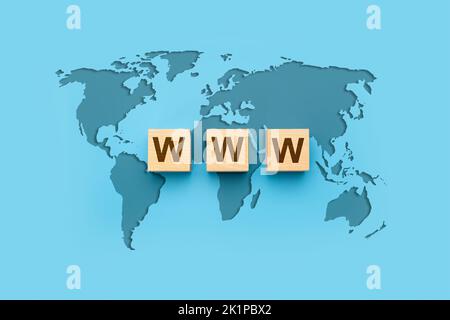 WWW World Wide Web sur les caractères d'imprimerie. Carte du monde sur fond bleu. Développement de sites Web, codage d'applications www, technologie créer en ligne cyberespace ainsi Banque D'Images