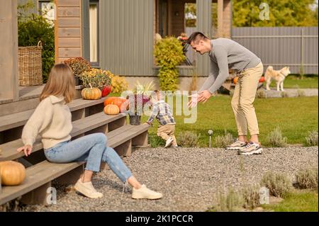 Famille de trois personnes passant du temps ensemble Banque D'Images