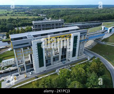 14 septembre 2022, Brandebourg, Niederfinow : l'ancien (h) et le nouveau (v) pont élévateur (vue aérienne avec un drone). Les dimensions du nouveau pont élévateur sont énormes. La cuvette, dans laquelle les navires peuvent monter ou descendre les 36 mètres environ dans l'ascenseur, pèse 9800 tonnes. Après environ 14 ans de construction, l'inauguration du pont-élévateur géant est maintenant prévue pour 4 octobre 2022. La Federal Waterways and Shipping Administration a investi environ 520 millions d'euros dans le nouvel ascenseur. La nouvelle installation sera alors disponible pour le trafic général d'expédition à partir de 05.10.2022. L'ancien navire li Banque D'Images