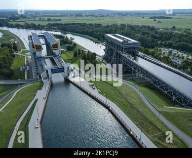 14 septembre 2022, Brandebourg, Niederfinow : l'ancien (r) et le nouveau (l) pont élévateur (vue aérienne avec un drone). Les dimensions du nouveau pont élévateur sont énormes. La cuvette, dans laquelle les navires peuvent monter ou descendre les 36 mètres environ dans l'ascenseur, pèse 9800 tonnes. Après environ 14 ans de construction, l'inauguration du pont-élévateur géant est maintenant prévue pour 4 octobre 2022. La Federal Waterways and Shipping Administration a investi environ 520 millions d'euros dans le nouvel ascenseur. La nouvelle installation sera alors disponible pour le trafic général d'expédition à partir de 05.10.2022. L'ancien navire li Banque D'Images