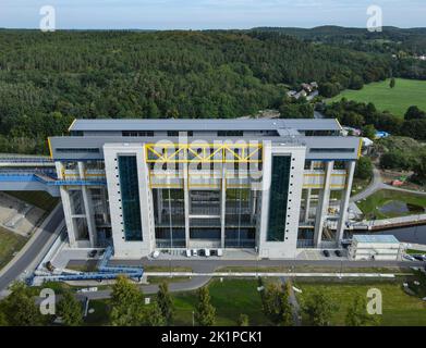 14 septembre 2022, Brandebourg, Niederfinow : le nouveau pont (vue aérienne avec un drone). Les dimensions du nouveau pont élévateur sont énormes. La cuvette, dans laquelle les navires peuvent monter ou descendre les 36 mètres environ dans l'ascenseur, pèse 9800 tonnes. Après environ 14 ans de construction, l'inauguration du pont-élévateur géant est maintenant prévue pour 4 octobre 2022. La Federal Waterways and Shipping Administration a investi environ 520 millions d'euros dans le nouvel ascenseur. La nouvelle installation sera alors disponible pour le trafic général d'expédition à partir de 05.10.2022. Le levage de l'ancien navire remonte à 193 Banque D'Images