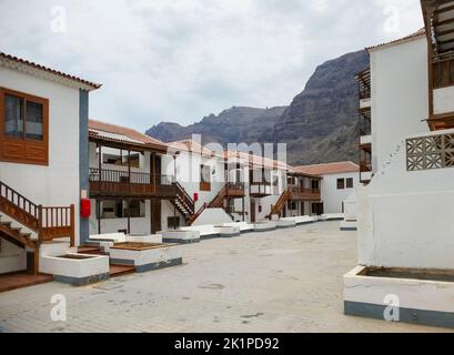 Impression de Los Gigantes, une station balnéaire de la municipalité de Santiago del Teide sur la côte ouest de l'île des Canaries de Ténérife. Banque D'Images