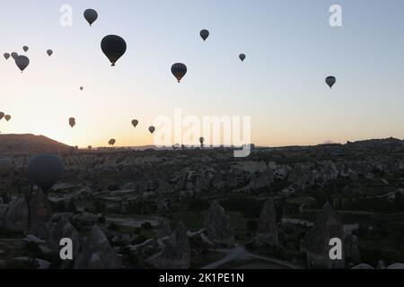 Paysage panoramique de bannière avec des ballons d'air chaud silhouette noire se levant dans le ciel avec le lever du soleil Banque D'Images