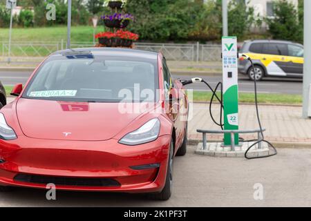 Grodno, Bélarus - 09 septembre 2022: Tesla modèle y sur 22W point de chargement sur Gorkogo St. - Station de charge de transport de partage de voiture. Technologie de charge i Banque D'Images