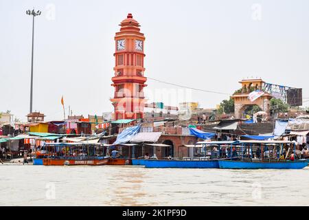 Garh Mukteshwar, Uttar Pradesh, Inde - 11 juin 2022 - les gens prennent un bain Saint à l'occasion de Nirjala Ekadashi, Une vue de Garh Ganga Brij Ghat Banque D'Images