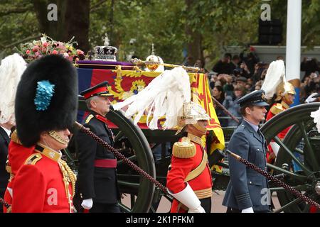Le cercueil de la reine Elizabeth II est transporté sur un chariot tiré par le personnel de service de la Royal Navy pendant le cortège funèbre le long du Mall à Londres, au Royaume-Uni Banque D'Images