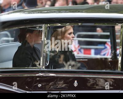 Londres, Royaume-Uni. 19th septembre 2022. La princesse Beatrice et la princesse Eugénie suivent la cour des funérailles de la reine Elizabeth II Banque D'Images