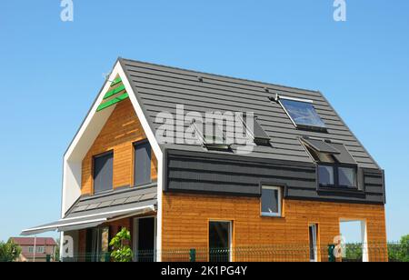 Extérieur de Maison Passive moderne. L'efficacité énergétique moderne Chambre avec fenêtres de toit et les panneaux solaires sur le toit. Banque D'Images