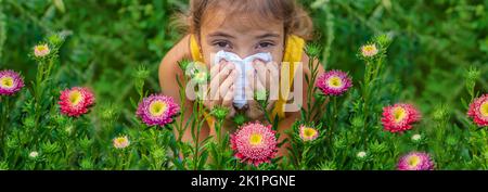 L'enfant est allergique saisonnière aux fleurs. Mise au point sélective. Banque D'Images