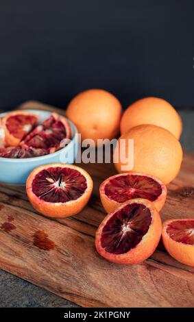 Des oranges de sang sur la planche à découper Banque D'Images