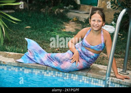 une fille en costume de sirène Banque D'Images