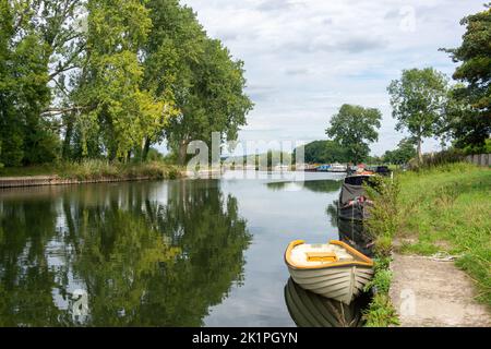 Bateaux amarrés sur la Tamise, Thames Path, Sonning, Berkshire, Angleterre, Royaume-Uni Banque D'Images