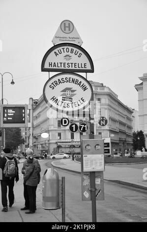 Ancienne affiche. Arrêt de tramway et de bus à Vienne, Autriche Banque D'Images