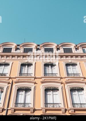 Une photo d'un ancien bâtiment résidentiel. Lyon, France Banque D'Images