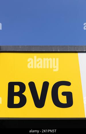 Berlin, Allemagne - 13 juillet 2020 : logo BVG sur un mur. BVG est la principale société de transports en commun de Berlin, la capitale de l'Allemagne Banque D'Images