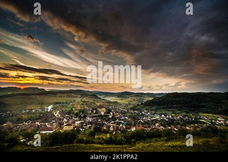 Une photo fantastique de Biertan en Transylvanie, Roumanie au lever du soleil Banque D'Images