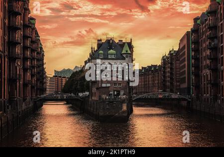Le château amarré dans le quartier des entrepôts à Hambourg au coucher du soleil Banque D'Images