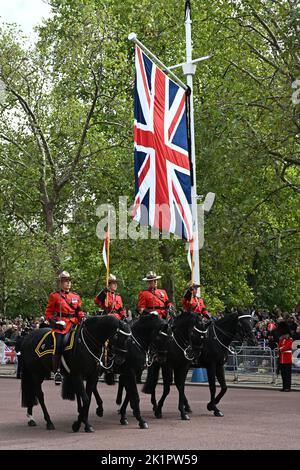 Des membres de la Gendarmerie royale du Canada longent le Mall pendant le funérailles d'État de la reine Elizabeth II à l'abbaye de Westminster à Londres. Date de la photo: Lundi 19 septembre 2022. Banque D'Images