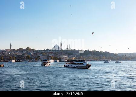 Vue sur Istanbul au coucher du soleil. Mosquée Suleymaniye et ferries depuis le pont de Galata. Istanbul Turquie - 8.20.2022 Banque D'Images