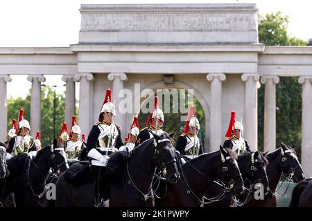 Membres de la cavalerie de la maison à Wellington Arch pendant la procession de cérémonie pour le funéraire d'État de la reine Elizabeth II, tenue à l'abbaye de Westminster. Date de la photo: Lundi 19 septembre 2022. Banque D'Images