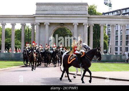 Membres de la cavalerie de la maison à Wellington Arch pendant la procession de cérémonie pour le funéraire d'État de la reine Elizabeth II, tenue à l'abbaye de Westminster. Date de la photo: Lundi 19 septembre 2022. Banque D'Images