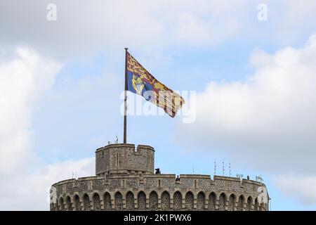 Le Royal Standard survole le château de Windsor alors que le roi Charles III s'en prend pour le service de comittal de la reine Elizabeth II qui s'est tenu à la chapelle Saint-Georges du château de Windsor, dans le Berkshire. Date de la photo: Lundi 19 septembre 2022. Banque D'Images