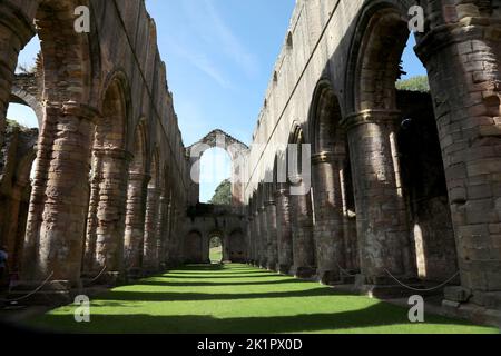 Intérieur de l'église en ruines de l'abbaye de Fountains qui regarde la nef, dans le North Yorkshire, Angleterre, Royaume-Uni. Banque D'Images