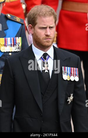 Le duc de Sussex suit l'audience d'État portant le cercueil de la reine Elizabeth II, drapé dans le Standard royal avec la Couronne d'État impériale et l'Orbe et le Sceptre du souverain, lorsqu'il arrive au service de comittal tenu à la chapelle Saint-Georges à Windsor Castle, Berkshire. Date de la photo: Lundi 19 septembre 2022. Banque D'Images